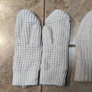 Aritzia Cream Winter Hat and Gloves Set